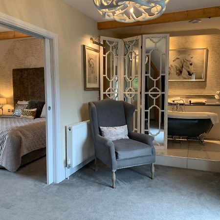 The Wheatsheaf Hotel, แซนด์แบท ภายนอก รูปภาพ A suite at The Swan
