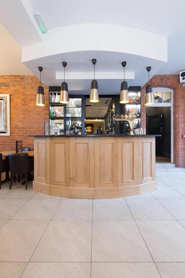 The Wheatsheaf Hotel, แซนด์แบท ภายนอก รูปภาพ The bar at the restaurant