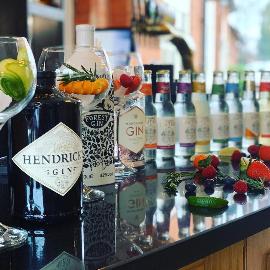 The Wheatsheaf Hotel, แซนด์แบท ภายนอก รูปภาพ Hendrick's Gin